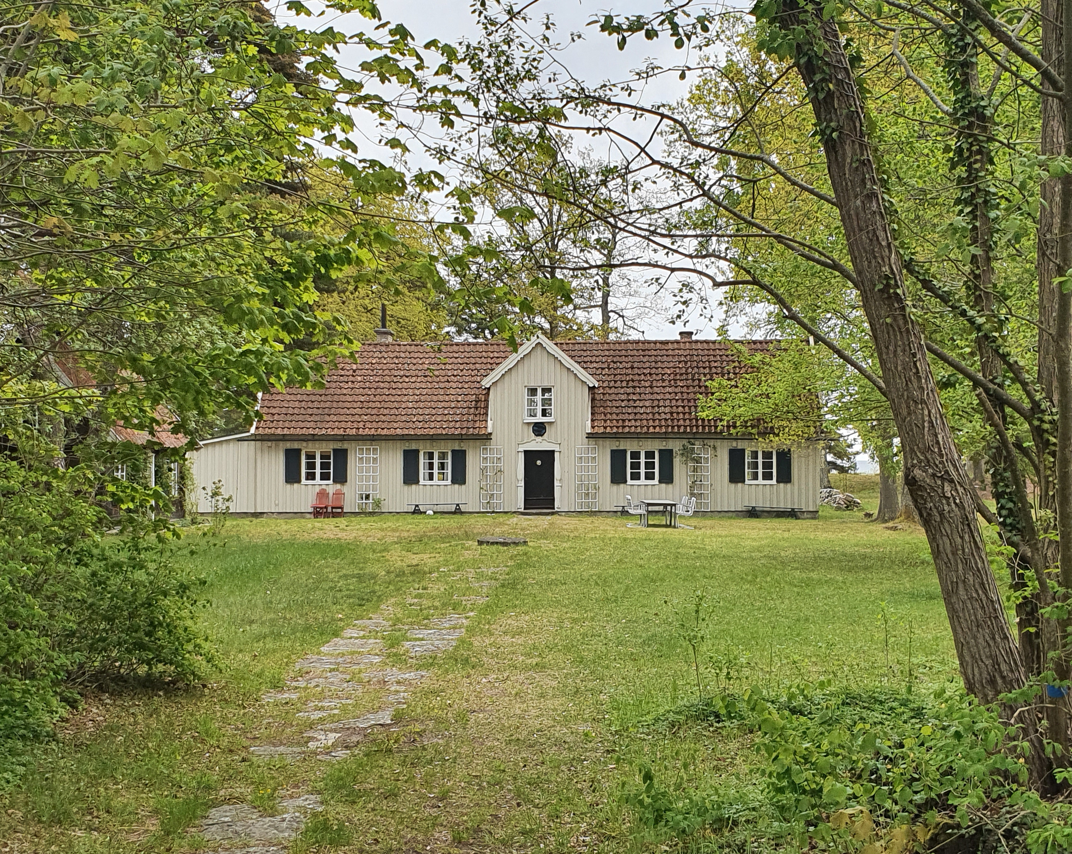 En bild av stora huset framifrån.