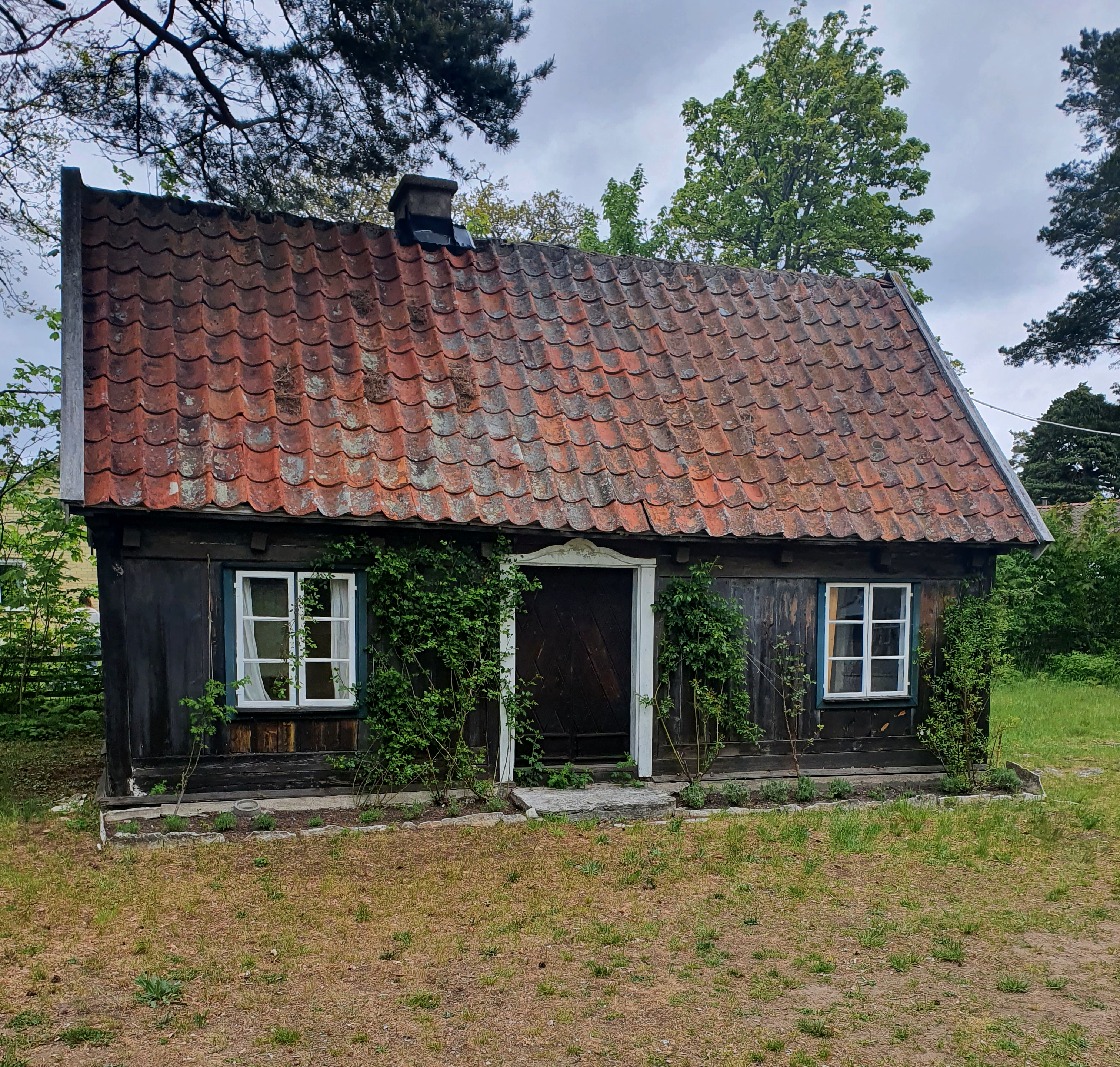 En bild av stora huset framifrån.